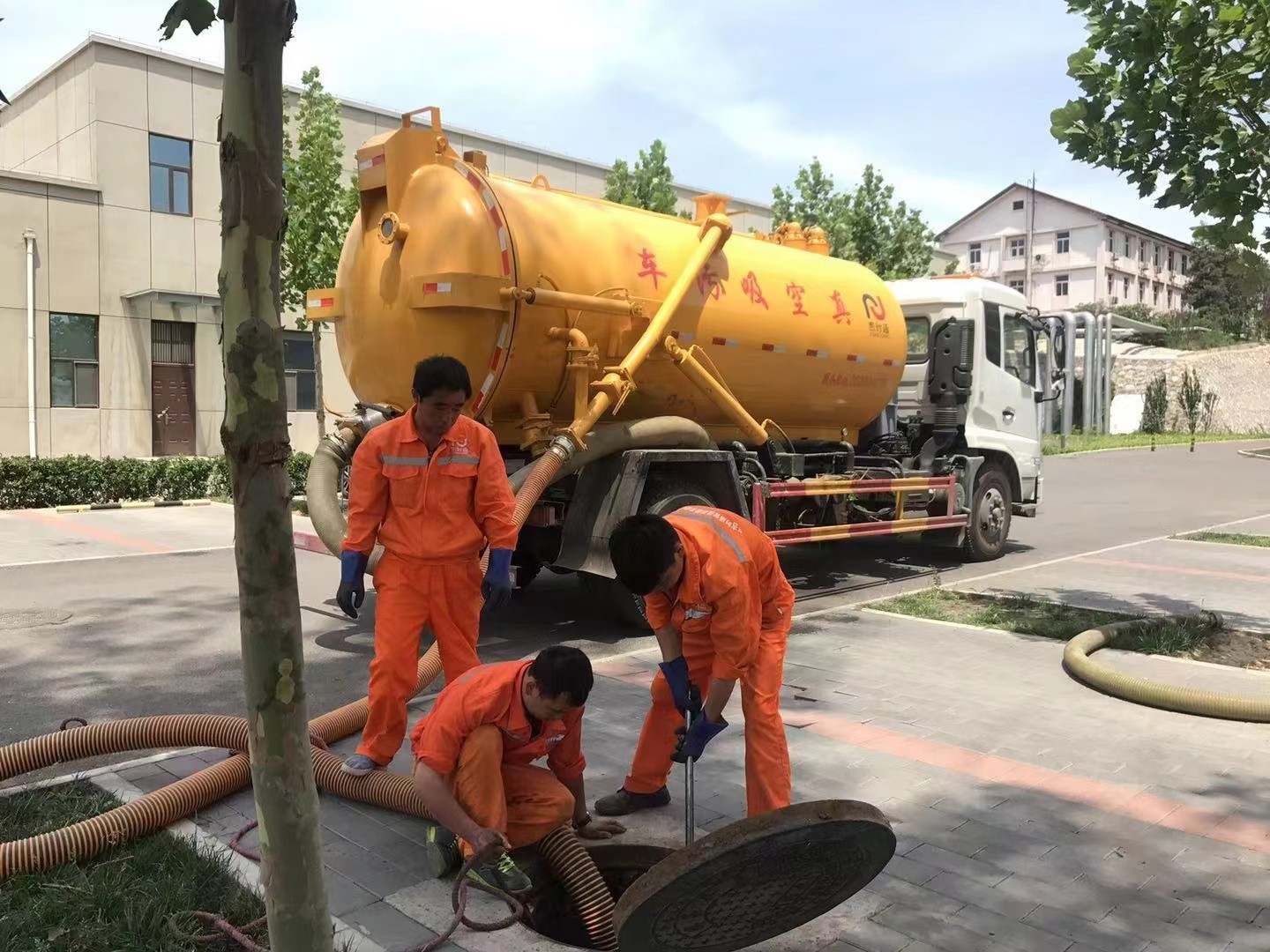 岑溪管道疏通车停在窨井附近