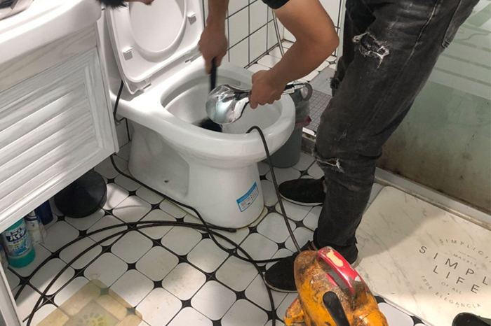 岑溪马桶堵塞自己疏通还是找师傅?专业上门服务让你省时更省心